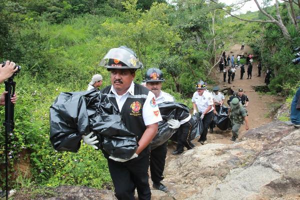 Bomberos Trasladan restos de una  familia  masacrada en Villa Canales el 10 de octubre pasado.
