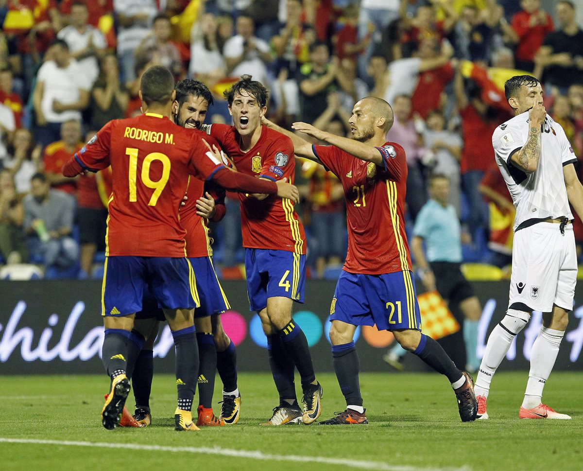 Isco es felicitado por sus compañeros luego de colaborar con uno de los goles de la selección de España. (Foto Prensa Libre: AFP)
