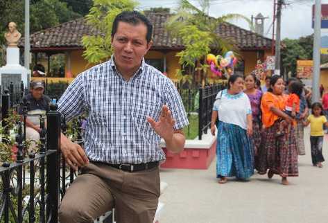 Domingo Yojcom, en el parque central de Cobán, Alta Verapaz. (Foto Prensa Libre: Eduardo Sam Chun)