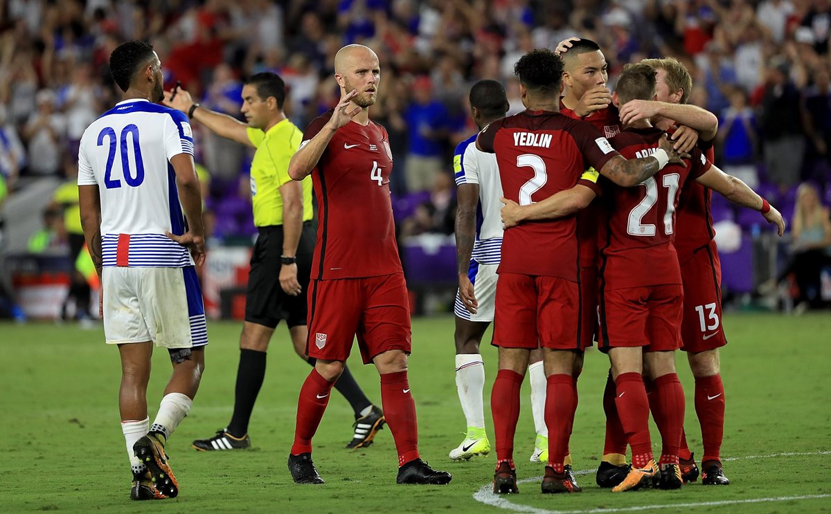 Wood es felicitado por sus compañeros tras marca el cuarto tanto de Estados Unidos.