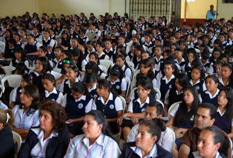 estudiantes del Instituto Normal Centroamericano para Señoritas escuchan plática sobre bullying, impartida por   la PDH.