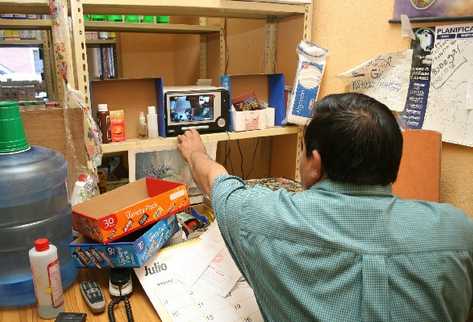 Dueños de negocios invierten en  cámaras de video, monitores y   personal,  para protegerse de asaltantes y extorsionistas. Hay más de 50 comercios con este tipo de sistemas en el área urbana de Barberena.