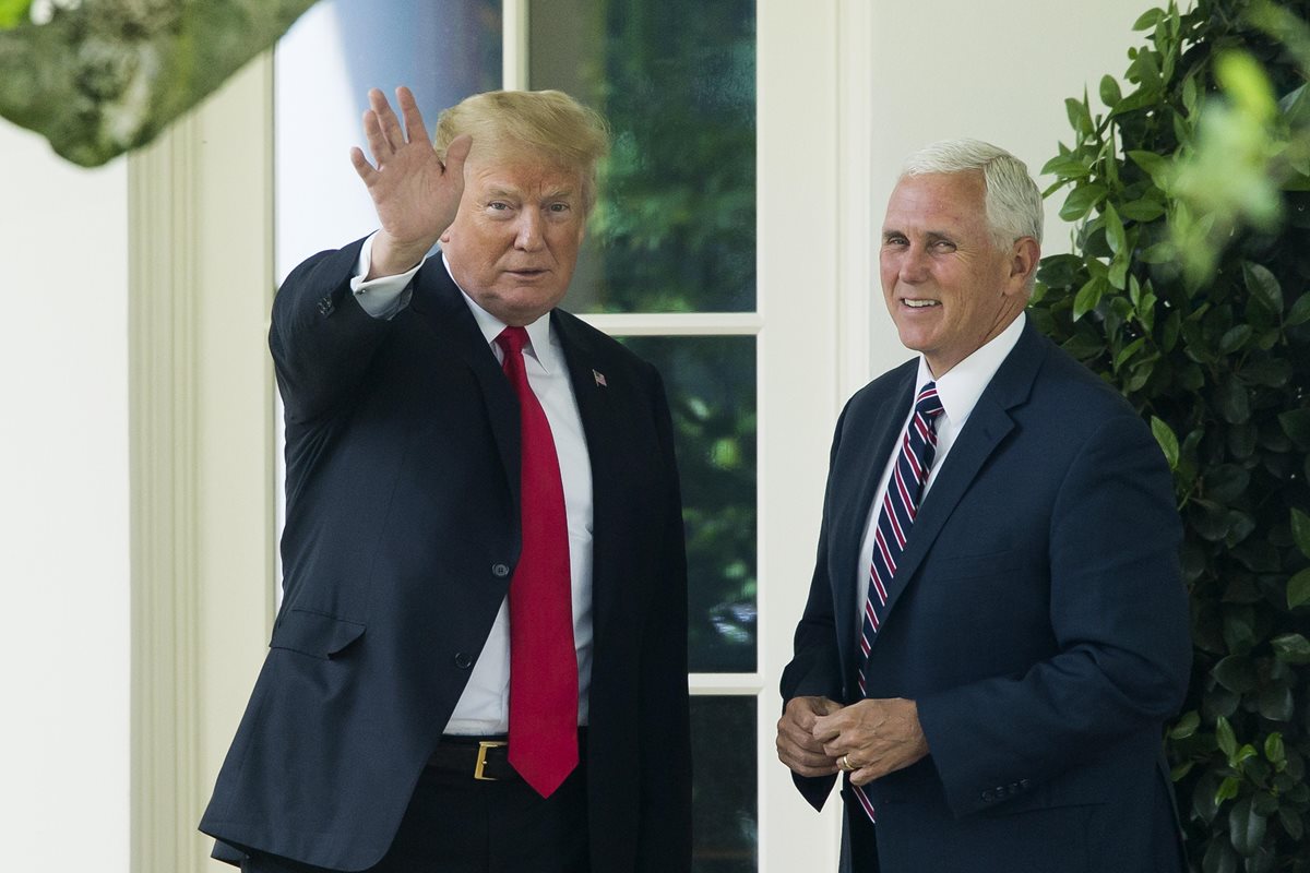 Donald Trump (i) saluda a los medios junto al vicepresidente Mike Pence (d) mientras se dirige hacia el jardín sur de la Casa Blanca.(Foto Prensa Libre:EFE).