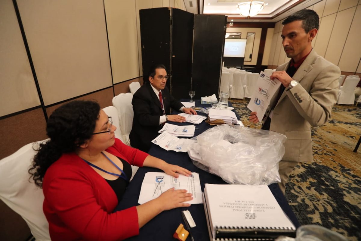 Contabilización de los votos para elegir planilla del Tribunal Electoral, con vista a conformar la Postuladora de contralor general. (Foto Prensa Libre: Óscar Rivas)
