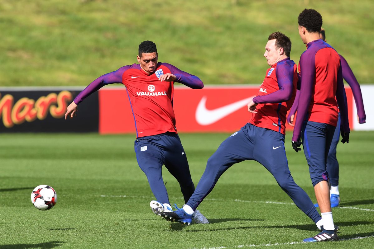 El defensa del Manchester United Phil Jones se ha caído este martes de la convocatoria de la selección de Inglaterra para el amistoso ante Alemania. (Foto Prensa Libre: AFP)