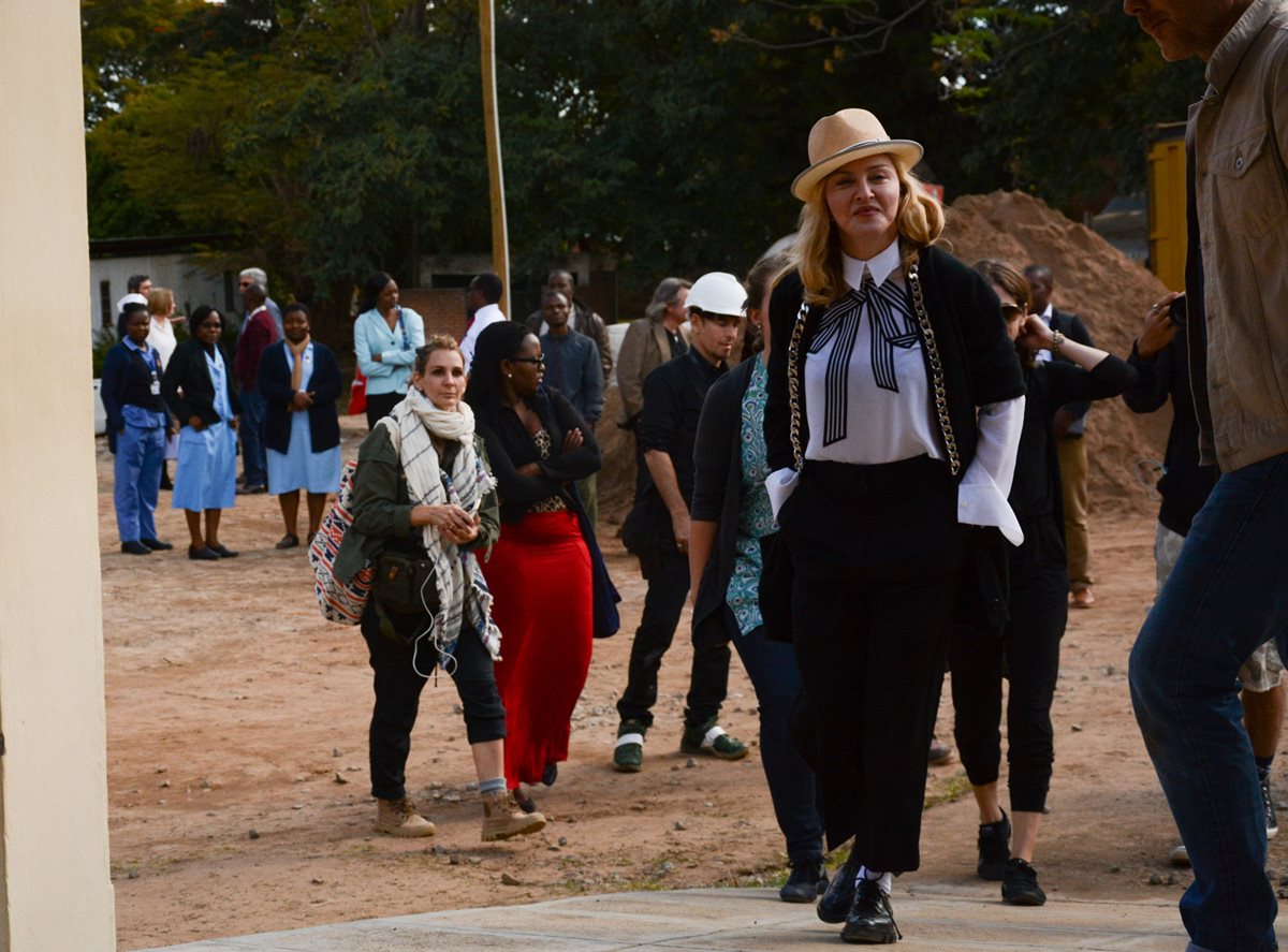 Madonna visita Mayawi como parte de su labor humanitaria. (Foto Prensa Libre: AP)