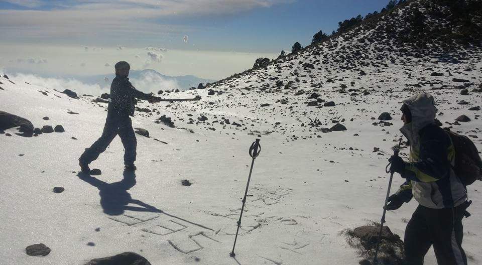 Dos de los montañistas se divierten sobre la nieve en Acatenango. (Foto Prensa Libre: Julio Florencio Meléndez Monterroso)
