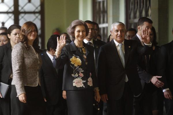 La reina Sofía y el presidente  Pérez Molina saludan después de su reunión en el Palacio Nacional de la Cultura.