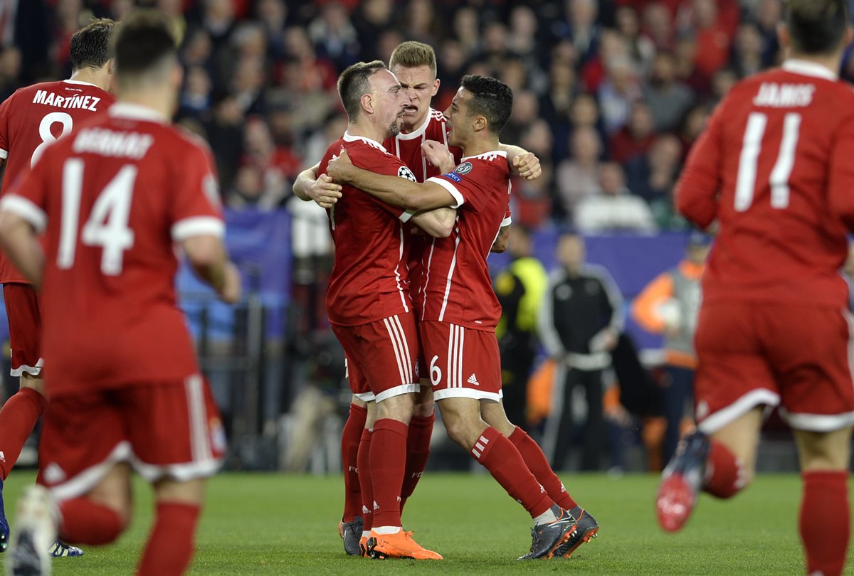 Los jugadores del Bayern Múnich celebran el gol del empate gracias a la anotación de Jesús Navas en propia puerta. (Foto Prensa Libre: AFP)