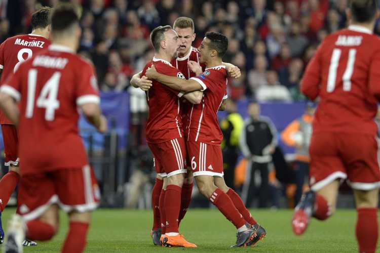 Los jugadores del Bayern Múnich celebran el gol del empate gracias a la anotación de Jesús Navas en propia puerta. (Foto Prensa Libre: AFP)