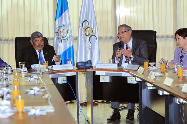 El vicepresidente -al centro- expone junto al contralor y la jefa del MP la subasta inversa para adquisiciones del Estado. (Foto Prensa Libre: Cortesía Vicepresidencia)