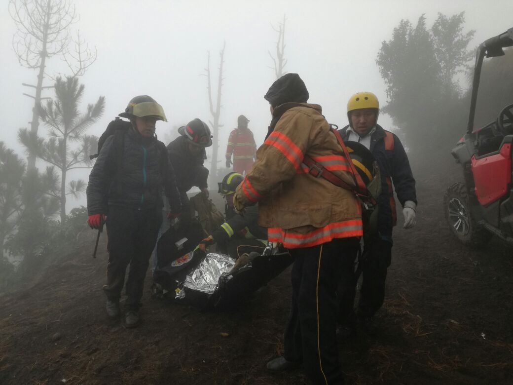 Bomberos Voluntarios rescatan a uno de los seis excursionistas. (Foto Prensa Libre: Miguel López)