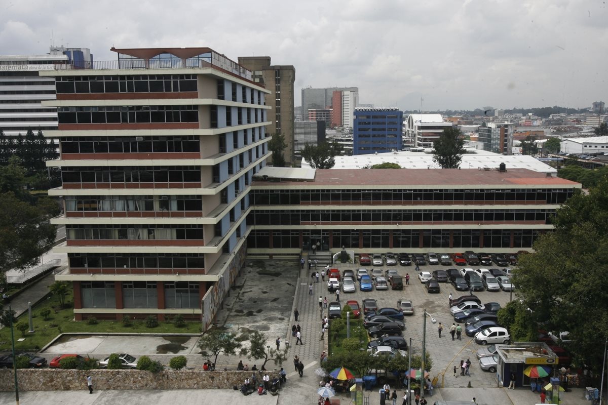 Edificio de las oficinas centrales del IGSS, ubicadas en la zona 4 capitalina, donde se efectúan las reuniones de la Junta Directiva. (Foto Prensa Libre: Hemeroteca PL)