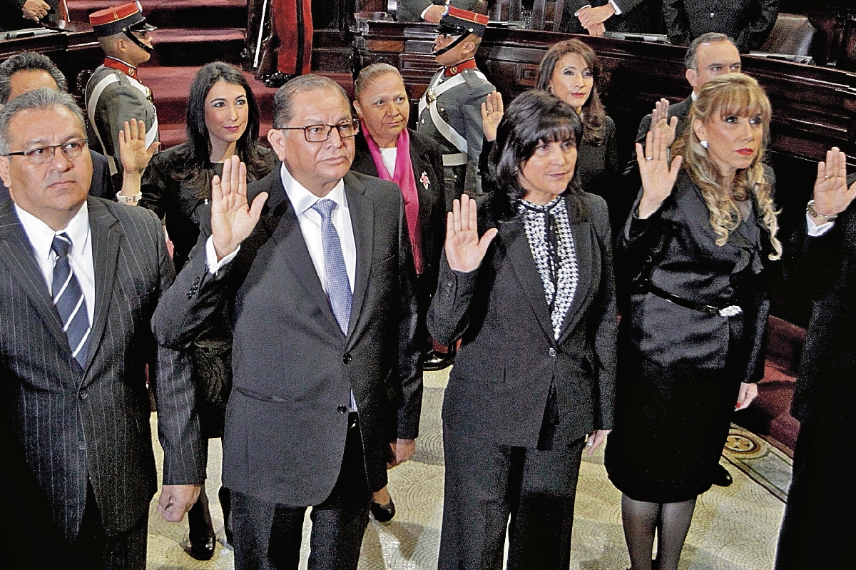Los magistrados titulares y suplentes son juramentados en el Congreso. (Foto Prensa Libre: Edwin Bercián)