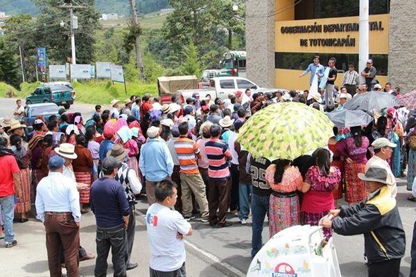 Un grupo de pobladores de San Andrés Xecul protesta contra el Renap en la cuidad de Totonicapán. (Foto Prensa Libre: Édgar Domínguez) <br _mce_bogus="1"/>