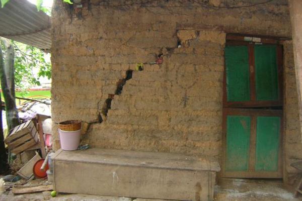 Varias casas quedaron rajadas tras el deslizamiento de tierra en aldeas de San Pedro Necta, Huehuetenango. (Foto Prensa Libre: Mike Castillo)<br _mce_bogus="1"/>