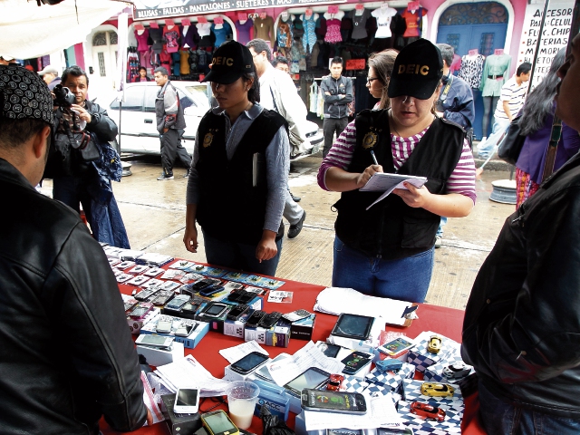 Los celulares robados los venden a menos de la mitad del precio de un teléfono nuevo. Son ofrecidos en ventas formales o en la calle. (Foto Prensa Libre: HemerotecaPL)