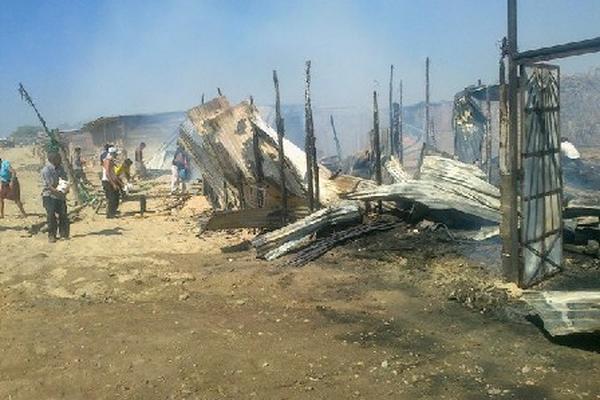 El martes último también se registró un incendio en la región Piura, que destruyó 92 viviendas. (Foto Prensa Libre: EFE)