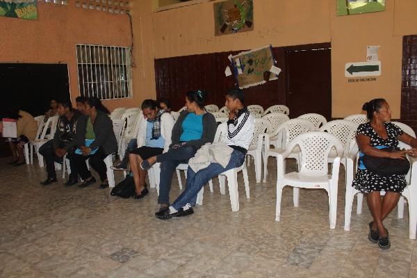 por falta de mobiliario, estudiantes recibieron clases en sillas de plástico, el año anterior.