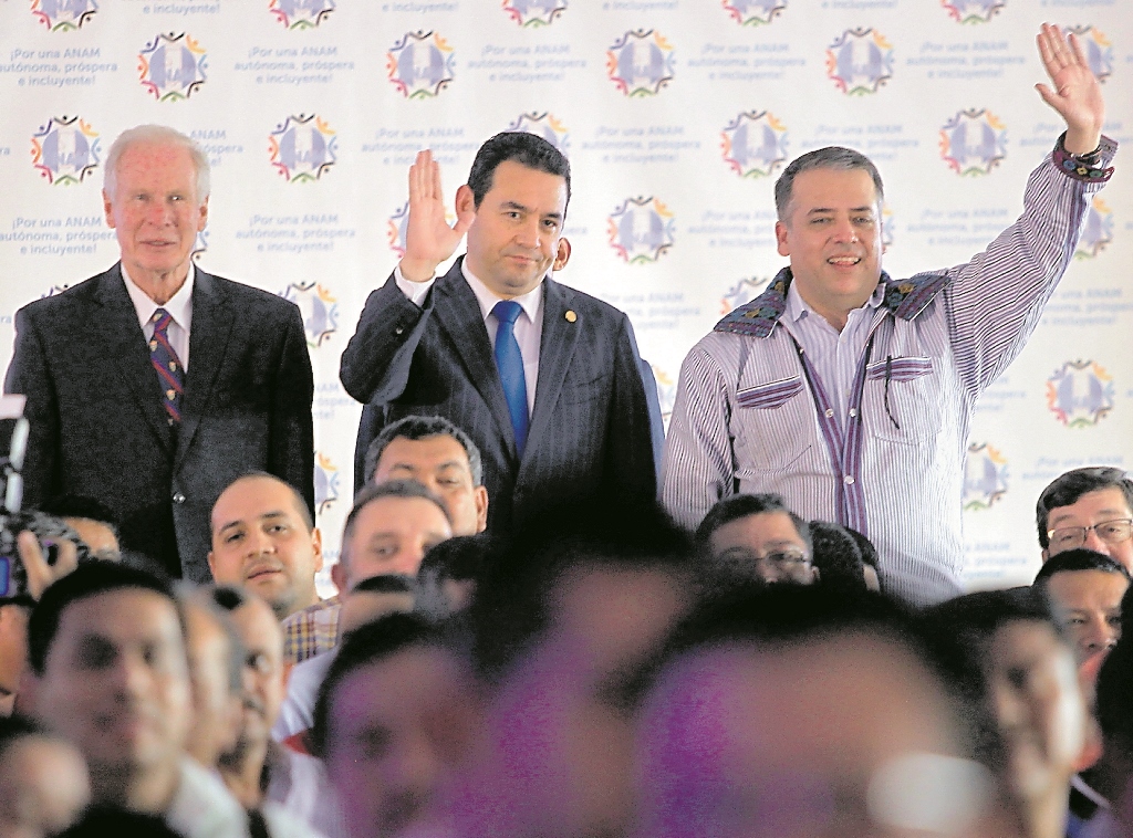 Edwin Escobar, presidente de la Anam, reconoce que el año pasado los alcaldes respaldaron a Jimmy  Morales. Este año, los ediles se distancian por la crisis política.  (Foto Prensa Libre: Hemeroteca PL)
