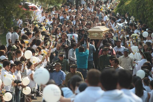 Amigos y familiares de Edward Alexander Aldana le dan el último adiós. (Foto Prensa Libre: Álvaro Interiano)