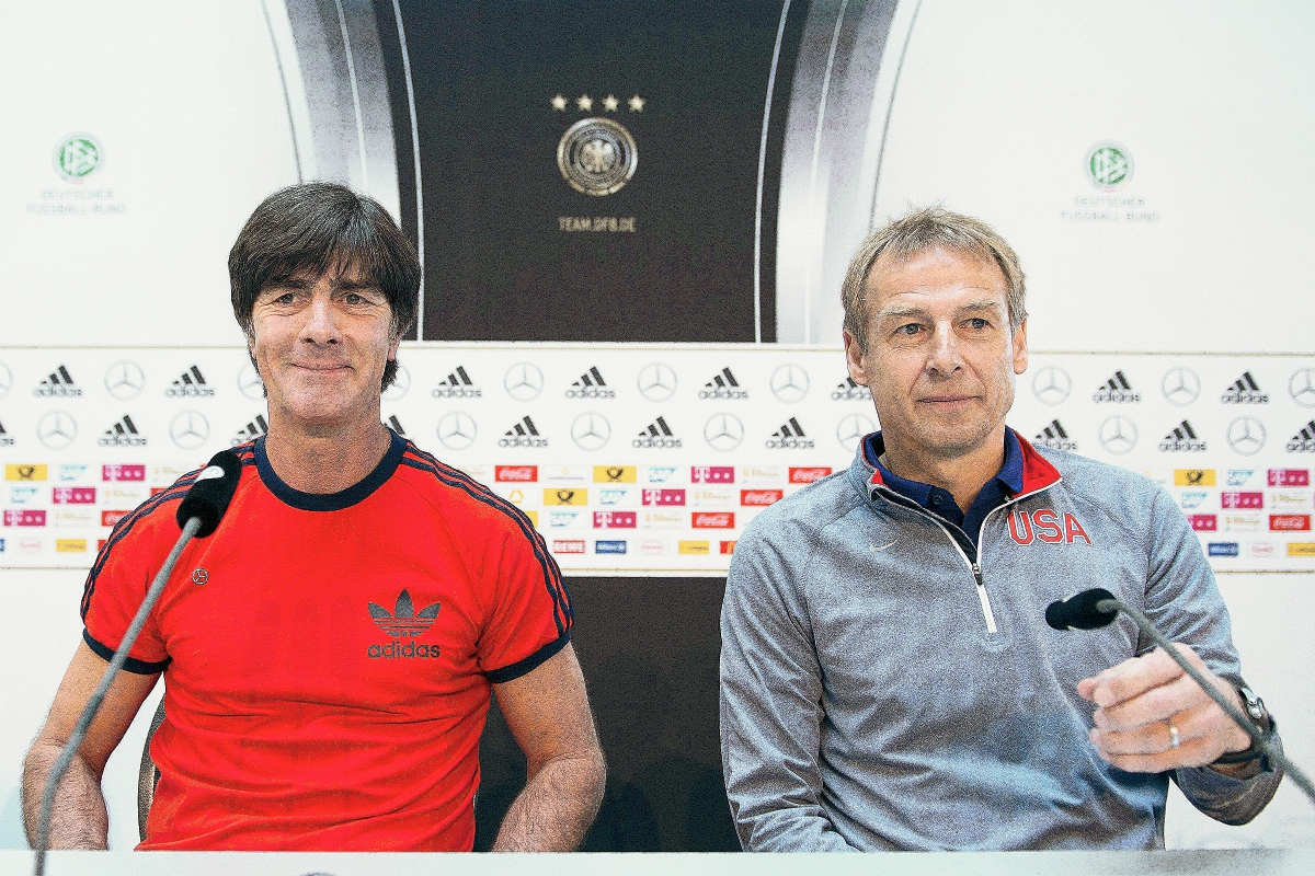 El seleccionador alemán, Joachim Löw, y el entrenador de la selección estadounidense de futbol, Jürgen Klinsmann comparecen en rueda de prensa conjunta en Colonia. (Foto Prensa Libre: EFE)