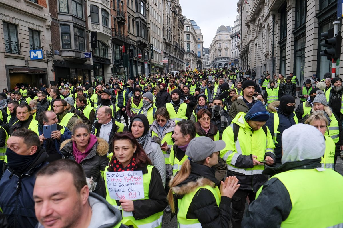 Manifestantes del colectivo "chalecos amarillos" protestaron el pasado 30 de noviembre contra la subida de los impuestos a los carburantes en Bruselas. (Foto Prensa Libre: EFE)