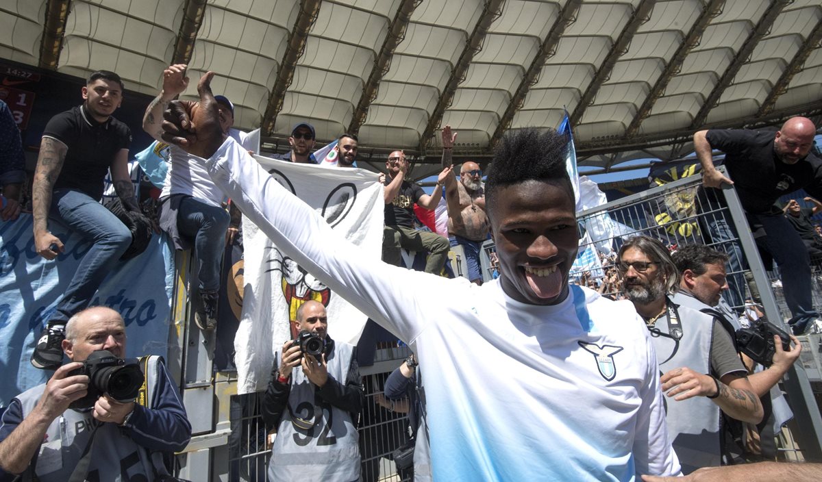 Keita festejó con los seguidores del Lazio su doblete. (Foto Prensa Libre: AP)