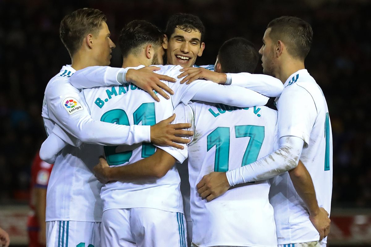 Los jugadores del Real Madrid celebran ël segundo de los tres goles que anotaron en su visita al Numancia. (Foto Prensa Libre: AFP)