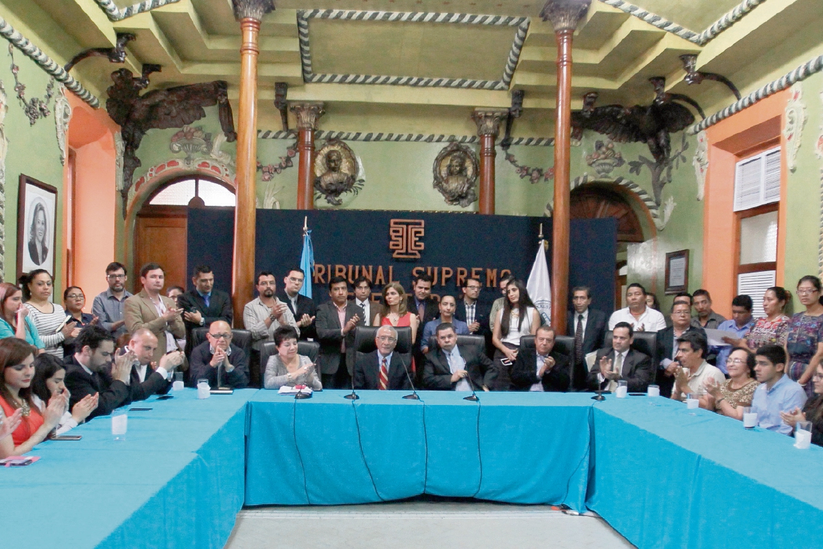 Representantes de la sociedad civil expresan su apoyo a los magistrados del TSE. (Foto Prensa Libre: Paulo Raquec)