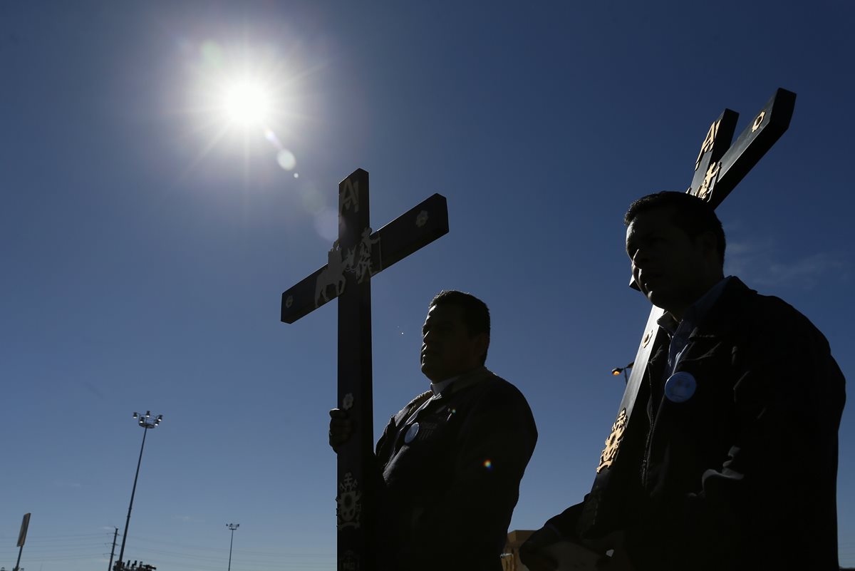 Colaboradores de la Casa del Migrante en Ciudad Juárez colocan unas cruces para recibir al Papa. (Foto Prensa Libre: EFE).