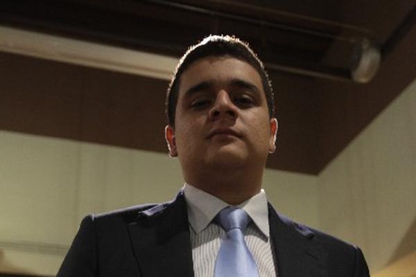 Hansel Espinoza recibe  reconocimiento por haber  ganado certamen literario. (Foto Prensa Libre: Angel Elías)