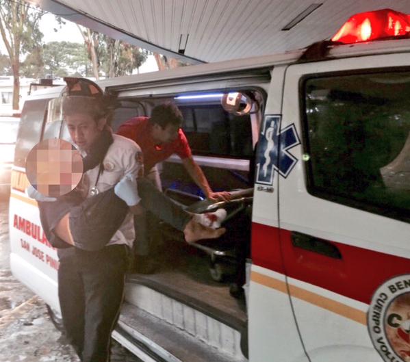 Socorristas trasladan a hospital a niña que fue herida de bala. (Foto Prensa Libre: Bomberos Voluntarios)