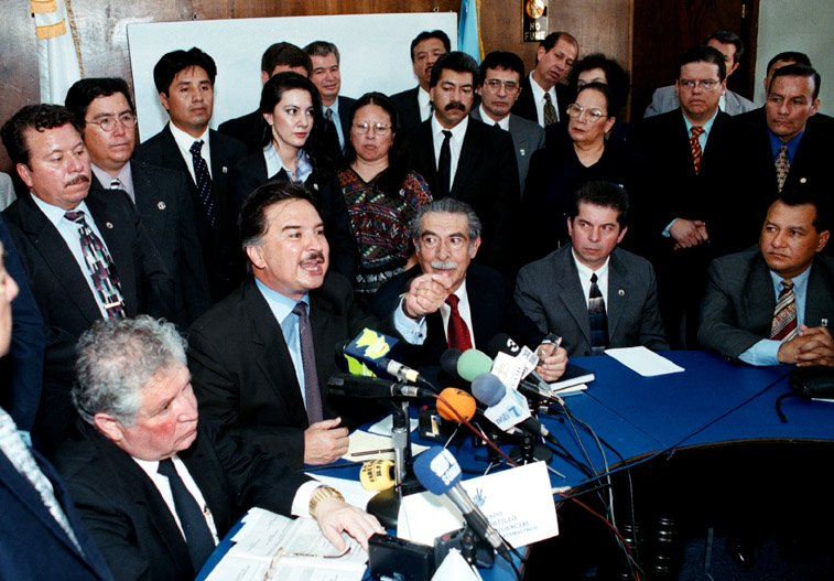 Crespo figura como parte de la entonces bancada oficial,FRG. En 2000 aparecen junto al presidente Alfonso Portillo