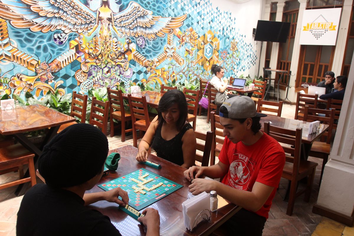 Jóvenes llegan a TableTop Café para pasar un momento de relajación con juegos de mesa. (Foto Prensa Libre: Eduardo González)