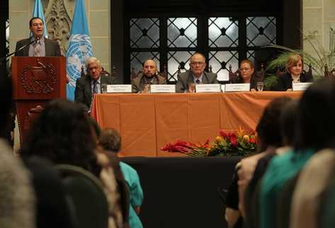 Autoridades y organismos internacionales participan en el acto oficial. (Foto Prensa Libre: Esbin García)