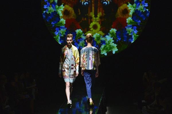 MODELOS LUCEN  creaciones de la firma Hall Ohara, de los diseñadores Steven Hall y Yurika Ohara. (Foto Prensa Libre: EFE)