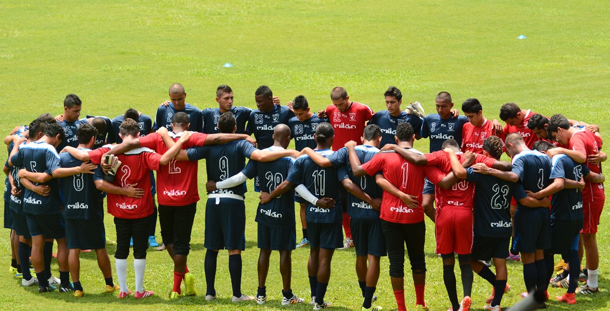 Previo al duelo frente a Mictlán los jugadores de Suchitepéquez mostraron su unidad. (Foto Prensa Libre: Omar Méndez)
