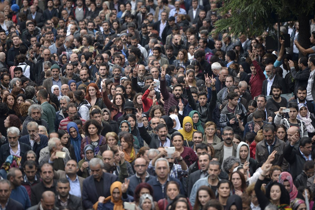 Miles de turcos salen a las calles para manifestarse contra el Gobierno.(Foto Prensa Libre: EFE).