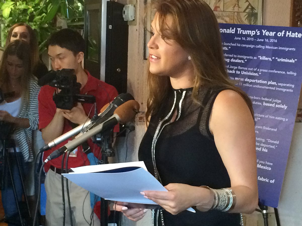 Alicia Machado da su discurso en contra de la posible administracion Trump. (Foto Prensa Libre: AP)