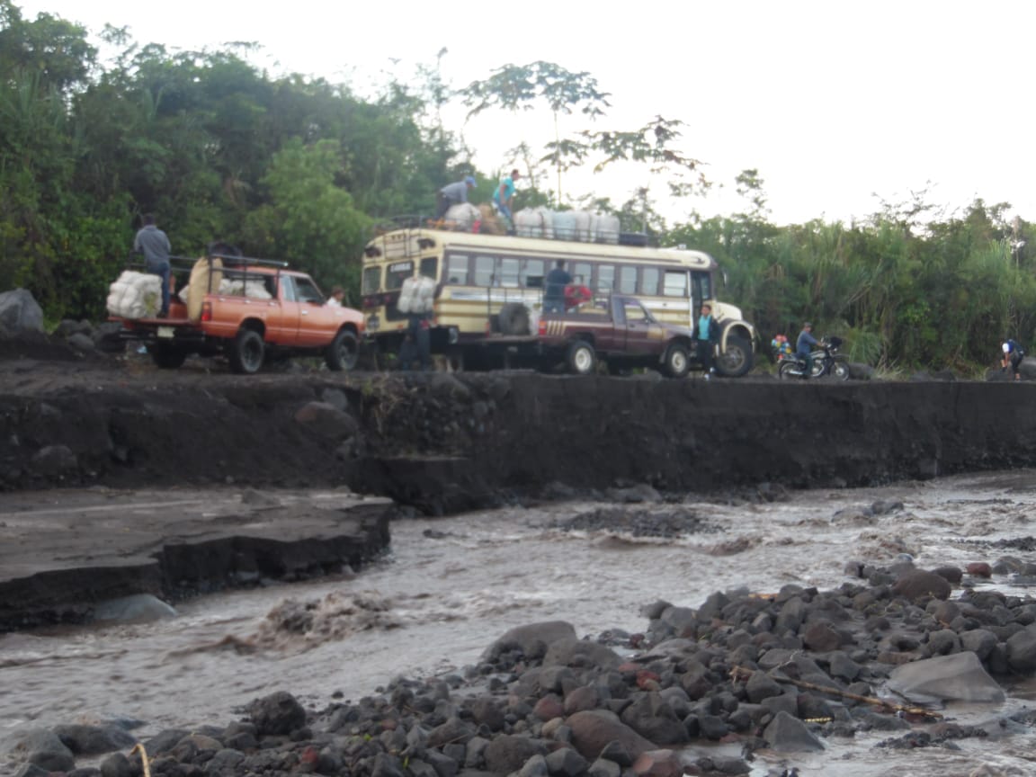 El paso de vehículos también está interrumpido en las comunidades de San Pedro Yepocapa por la crecida de ríos. (Foto Prensa Libre: Víctor Chamalé).