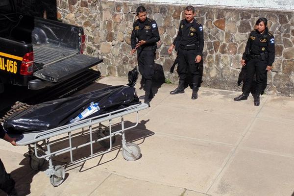  Agentes de la PNC trasladaron el cadáver a la morgue del Instituto Nacional de Ciencias Forenses de Jalapa. (Foto Prensa Libre: Hugo Oliva)
