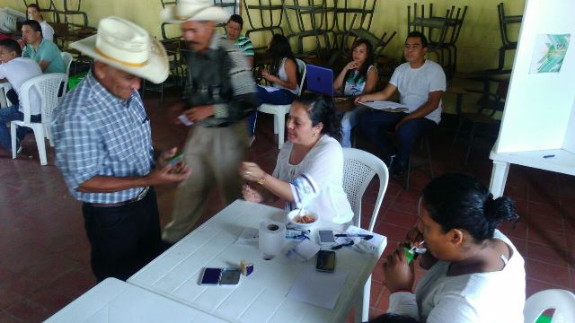 Desde tempranas horas la población de Quesada acuede a las urnas para emitir su sufragio. (Foto Prensa Libre: Oscar Figueroa)