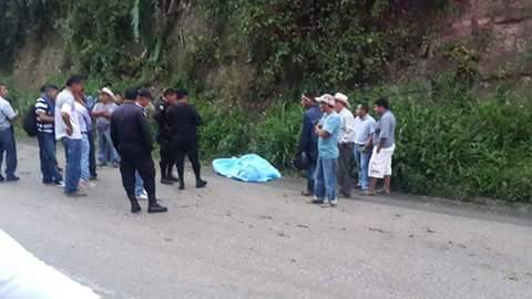 Agentes de la PNC resguardan el área donde un autopatrulla chocó y ocasionó la muerte de dos policías. (Foto Prensa Libre: Rigoberto Escobar)