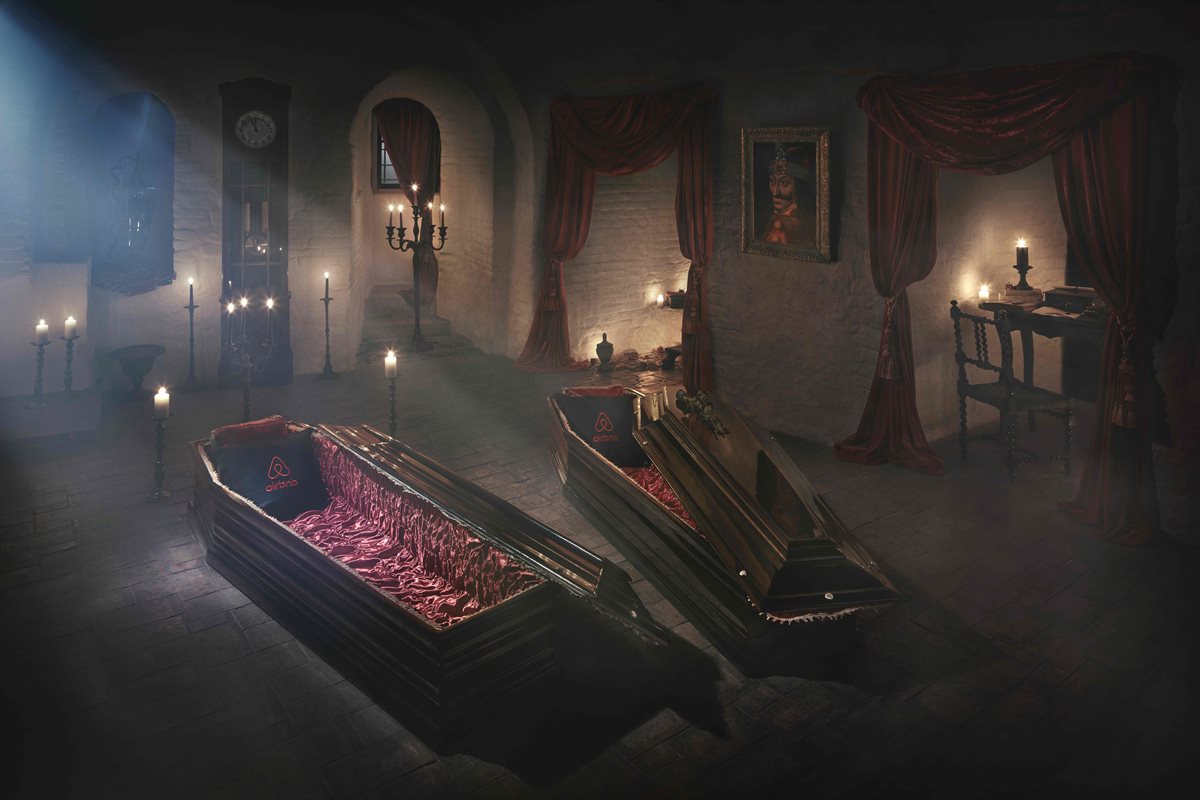 Ataúdes convertidos en camas pueden ser vistos junto a un retrato de Vlad Tepes, príncipe medieval rumano que inspiró Drácula. (Foto Prensa Libre: AFP).