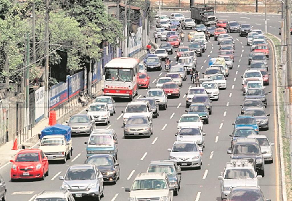 La afluencia vehícular molesta a los conductores. (Foto Prensa Libre: EDWIN BERCIAN)