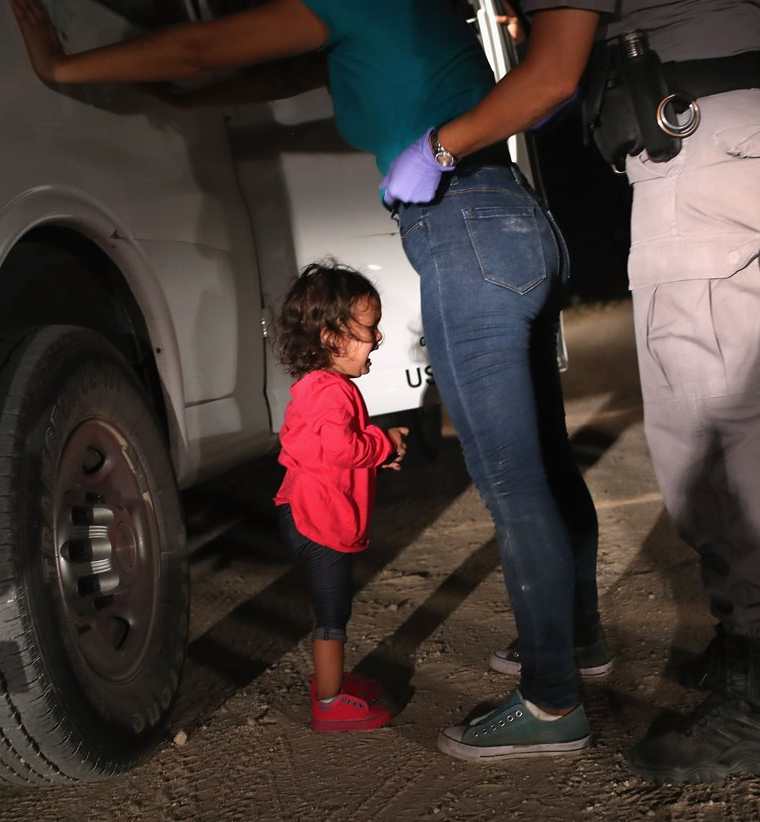 Esta desgarradora imagen que muestra el terror de los niños inmigrantes en las fronteras de EE. UU. le ha dado la vuelta al mundo. (Foto Prensa Libre: AFP)