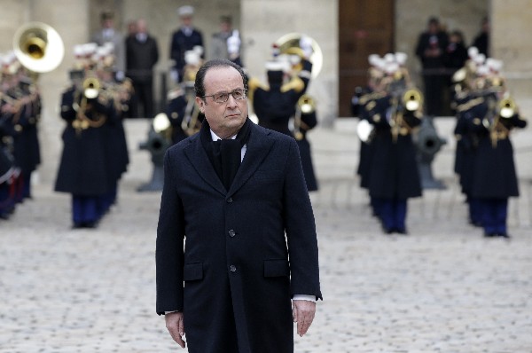 El presidente francés, Francois Hollande (cent),  participa en el homenaje a las víctimas de los atentados yihadistas. (Foto Prensa Libre: AP)
