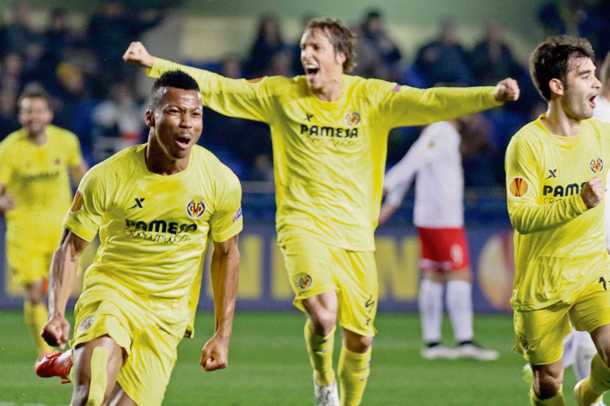 El nigeriano Ikechukwu Uche (Izquierda) celebra su anotación ante el Salzburgo. (Foto Prensa Libre: AFP).