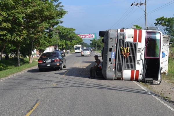 El vehículo obstaculiza el tránsito en uno de los carriles de la ruta hacia Esquipulas. (Foto Prensa Libre: Edwin Paxtor)<br _mce_bogus="1"/>